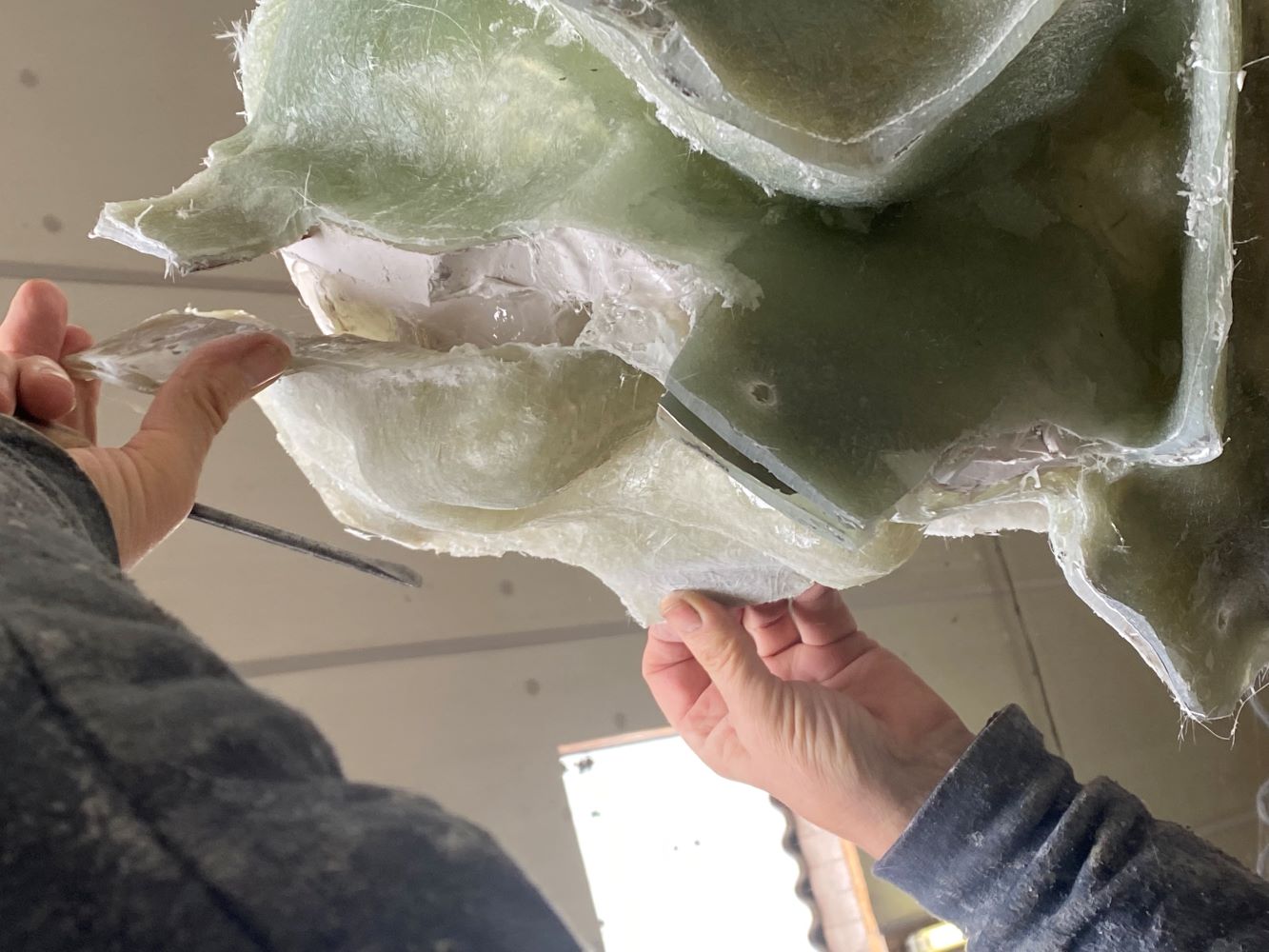 Démoulage délicat de l'oeuvre